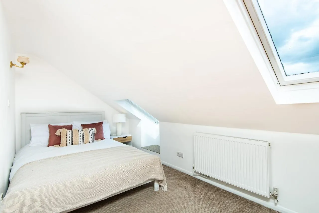 Spacious En-Suite In A 5-Bedroom House At Hanwell Aparthotel