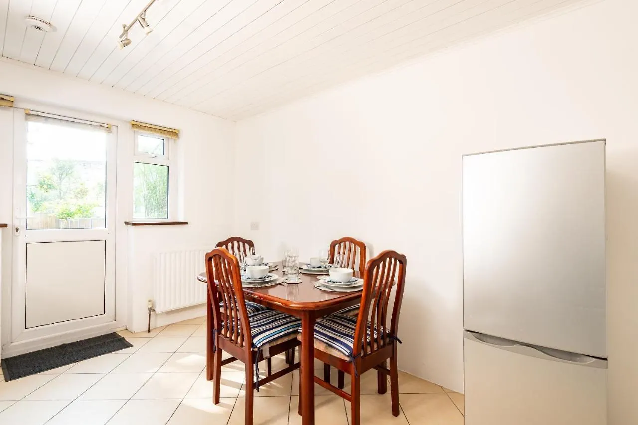 Spacious En-Suite In A 5-Bedroom House At Hanwell