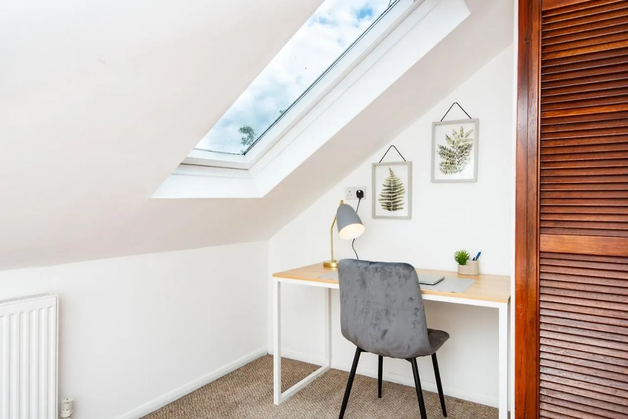 Spacious En-Suite In A 5-Bedroom House At Hanwell